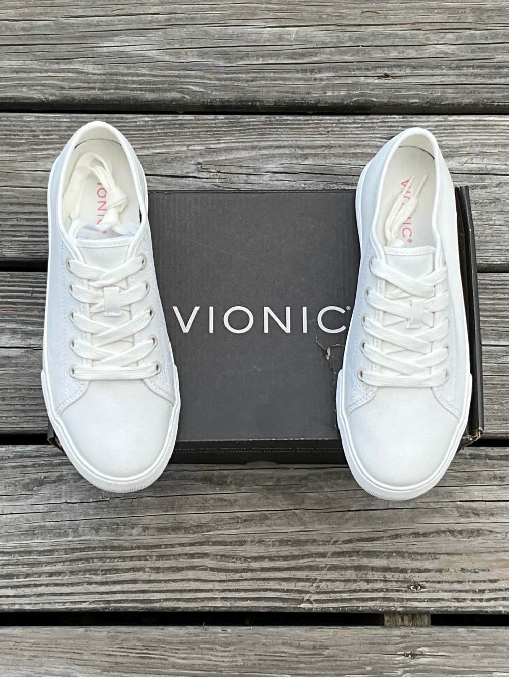 NWT Vionic Oasis White Canvas Lace-Up Sneakers
